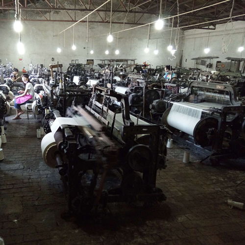 匠心傳承與市場(chǎng)開(kāi)拓 探秘伊寧豆腐布與志峰紡織的服裝批發(fā)之路